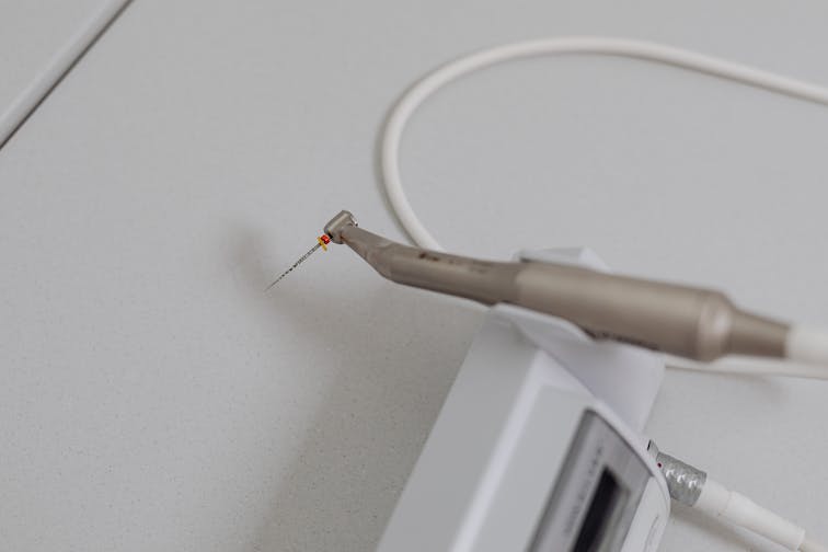 脱毛器のハンドピースをクローズアップした写真。清潔感があり、プロフェッショナルな印象のもの