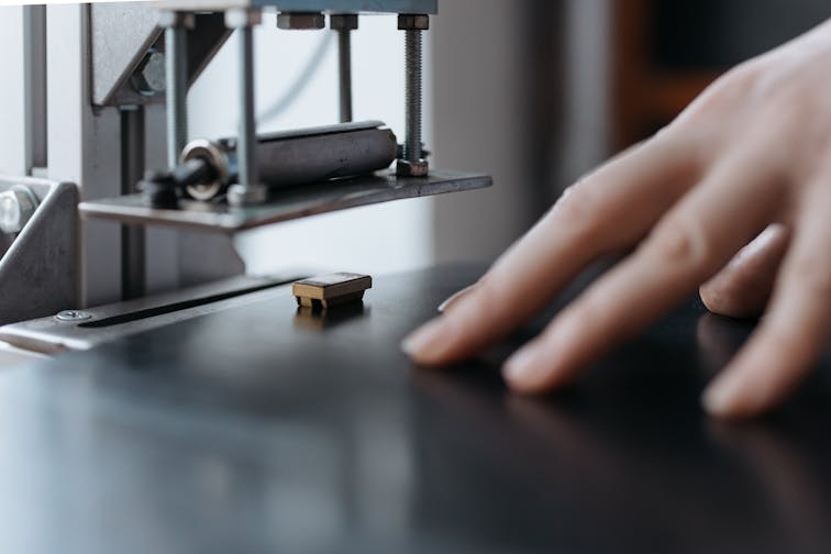 工場や製造現場のイメージ。精密機器を組み立てているプロフェッショナルな製造環境。品質管理を感じさせる写真