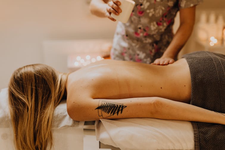 エステサロンで背中のマッサージを受けている様子。プロの手技でしっかりほぐしてもらっている場面