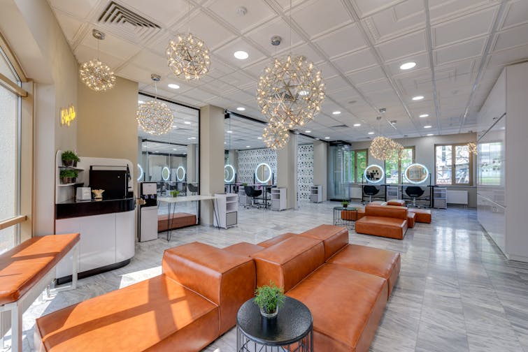 サロンの受付スペースのイメージ。明るく清潔感のあるインテリア。安心感のある雰囲気