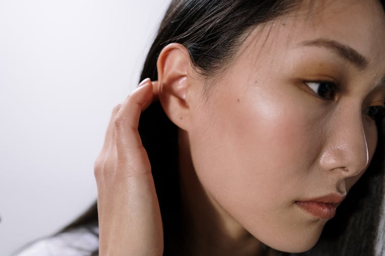 肌の断面図のイラスト的なイメージ。もしくはスキンケアをしている女性のフェイスアップ