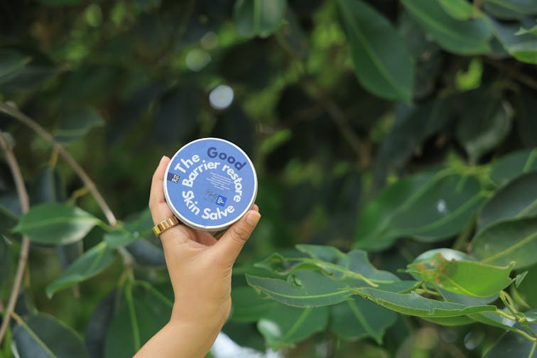 低刺激のスキンケアアイテムが並んだイメージ。敏感肌対応のシンプルなパッケージ。穏やかな色合い