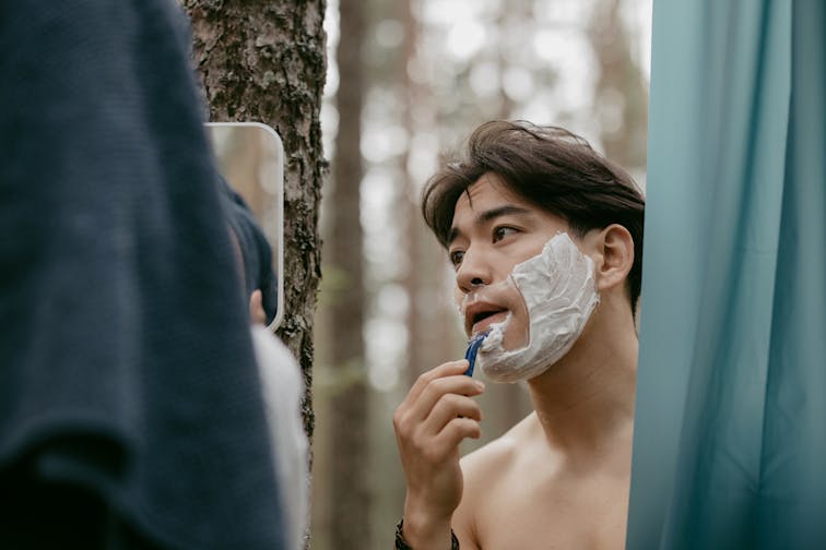 ヒゲ剃りをしている男性のイメージ。毎朝の面倒なルーティンから脱毛で解放されるイメージ