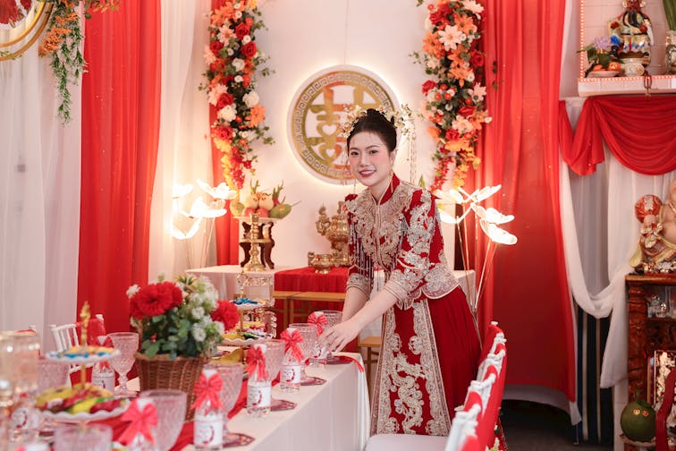 カレンダーにウェディングの予定を書き込んでいるイメージ。計画的な準備